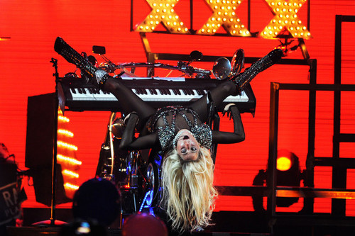  Lady Gaga performing @ iHeartRadio muziek Festival
