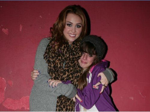  Miley With fan