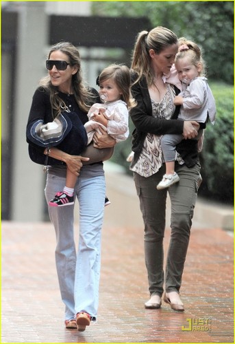  Sarah Jessica Parker: Rainy Tag with the Twins!