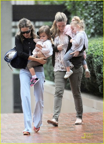  Sarah Jessica Parker: Rainy دن with the Twins!