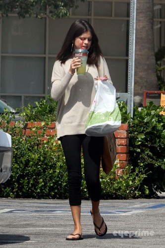 Selena - Grabing Lunch after a 4 hour photoshoot - September 21, 2011