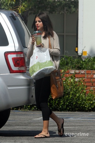  Selena - Grabing Lunch after a 4 ঘন্টা photoshoot - September 21, 2011