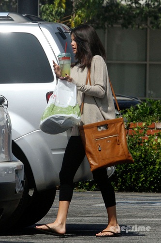  Selena - Grabing Lunch after a 4 小时 photoshoot - September 21, 2011