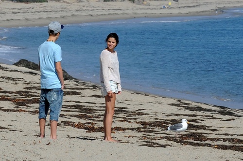  Selena - On the пляж, пляжный in Malibu - September 23, 2011