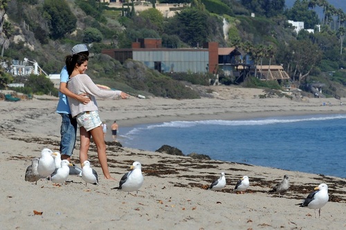  Selena - On the пляж, пляжный in Malibu - September 23, 2011