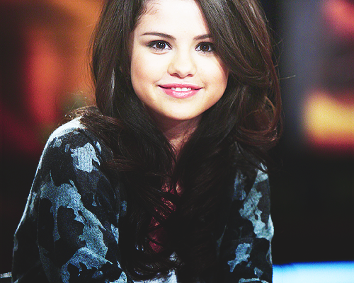  Selena smile