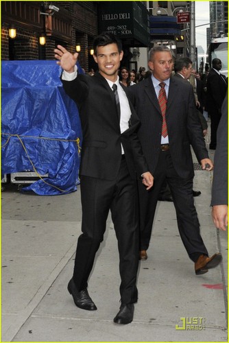  Taylor Lautner Suits Up for Letterman