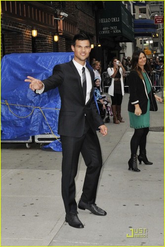  Taylor Lautner सूट्स Up for Letterman