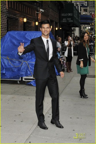  Taylor Lautner Suits Up for Letterman