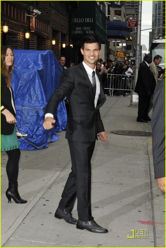  Taylor Lautner सूट्स Up for Letterman
