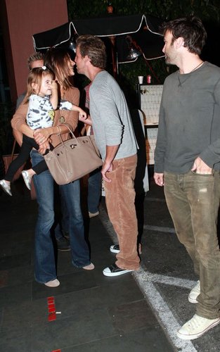  Alessandra Ambrosio and her husband Jamie Mazur out for 晚餐 with their daughter Anja