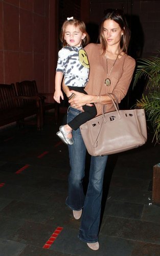 Alessandra Ambrosio and her husband Jamie Mazur out for ডিনার with their daughter Anja