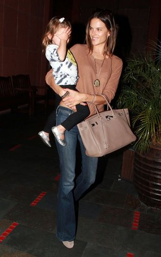  Alessandra Ambrosio and her husband Jamie Mazur out for cena with their daughter Anja