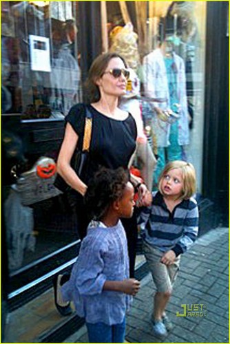  Angelina Jolie & Brad Pitt: Party Store with the Kids