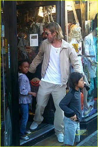  Angelina Jolie & Brad Pitt: Party Store with the Kids