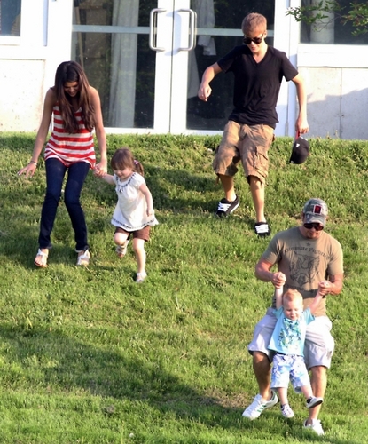  Bieber Family with selena :)