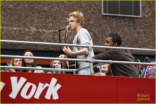 Cody Simpson: Double Decker Performance in NYC!