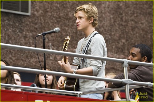  Cody Simpson: Double Decker Performance in NYC!
