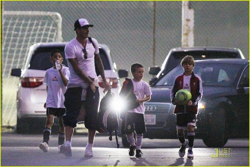 David Beckham: Fußball Practice with Romeo & Cruz!