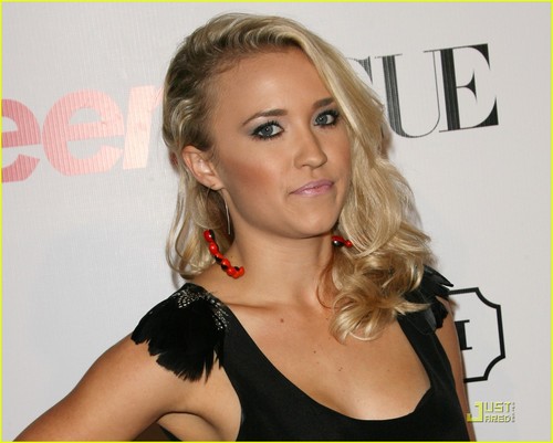  Emily Osment: Sorry For Not Tweeting!