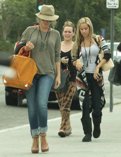  Haylie - Shopping with Hilary and Ashley Tisdale in LA - September 25, 2011