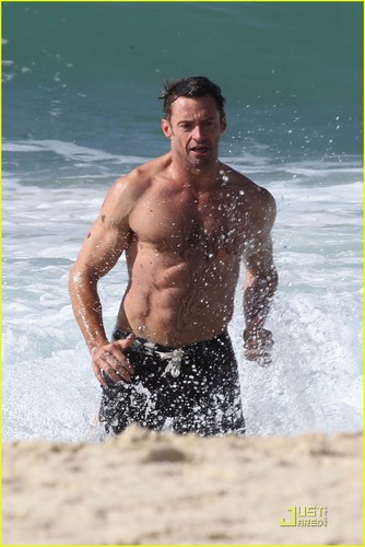  Hugh Jackman: Buff Body at Bondi Beach!
