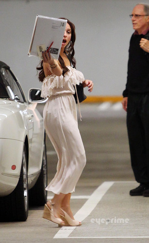  Jennifer Love Hewitt hides her Face while out in Hollywood, Sep 27