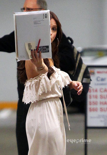  Jennifer 사랑 Hewitt hides her Face while out in Hollywood, Sep 27