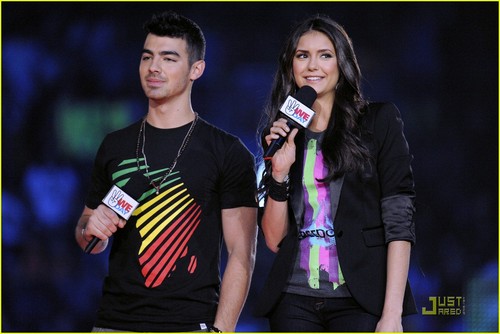  Joe Jonas & Nina Dobrev: We dia Hosts!