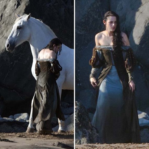  Kristen Stewart in Snow White costume (Dress)