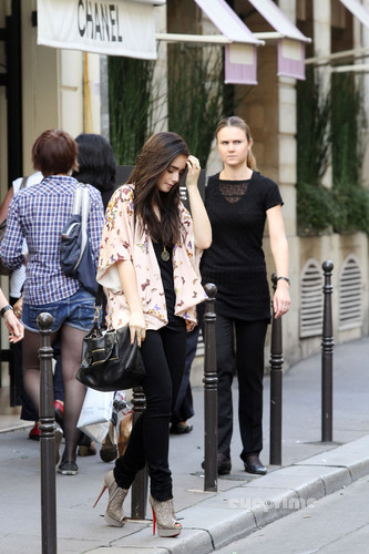  Lily Collins seen out shopping in Paris, Sep 27
