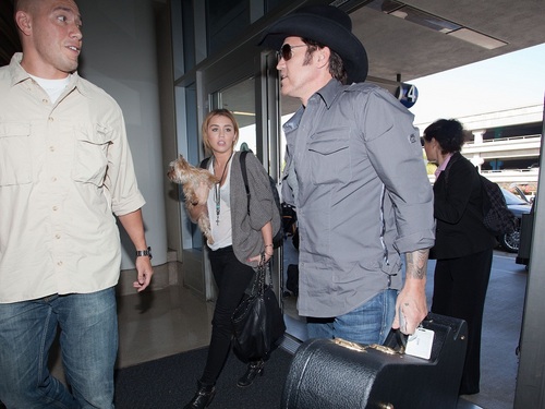  Miley - At LAX Airport with Liam, Tish & Billy کرن, رے - September 27, 2011