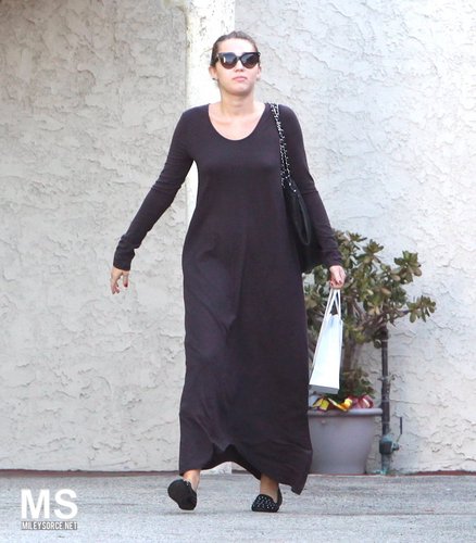  Miley Cyrus ~ 24. September - At The Bank Before Heading To A Skin Salon In Los Angeles