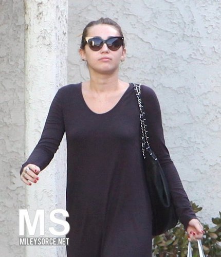  Miley Cyrus ~ 24. September - At The Bank Before Heading To A Skin Salon In Los Angeles