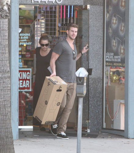  Miley Cyrus ~ 24. September - Getting A Lava Lamp At A Light Store With Liam