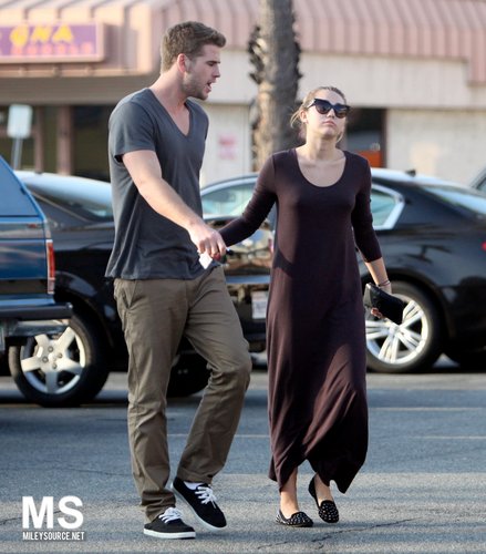  Miley Cyrus ~ 24. September - Grab Some Lunch With Liam At Iwata Sushi In Sherman Oaks