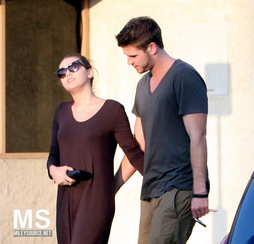  Miley Cyrus ~ 24. September - Grab Some Lunch With Liam At Iwata Sushi In Sherman Oaks