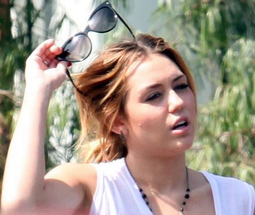  Miley - Shops at 床, 床上 Bath and Beyond - September 26, 2011