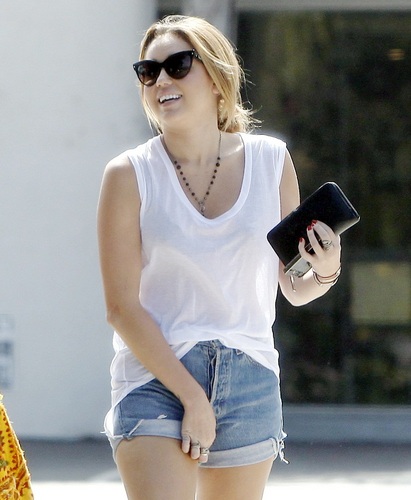 Miley - Shops at Bed Bath and Beyond - September 26, 2011