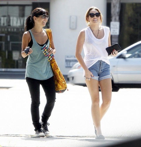  Miley - Shops at 침대 Bath and Beyond - September 26, 2011