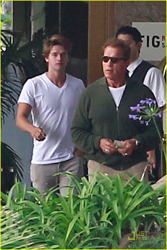  Patrick Schwarzenegger: Lunch tanggal with Mom & Dad!