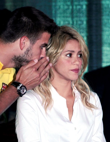  Piqué berkata Shakira : anda are for me really, really old !