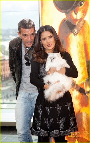  Salma Hayek: 'Puss in Boots' Moscow Premiere with Antonio Banderes!