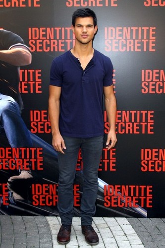  Taylor Lautner 'Abduction' Photocall