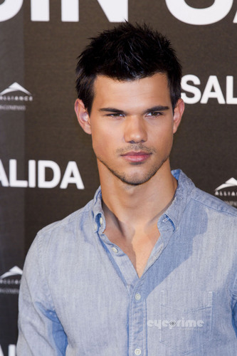 Taylor Lautner: “Sin Salida” Photocall in Madrid