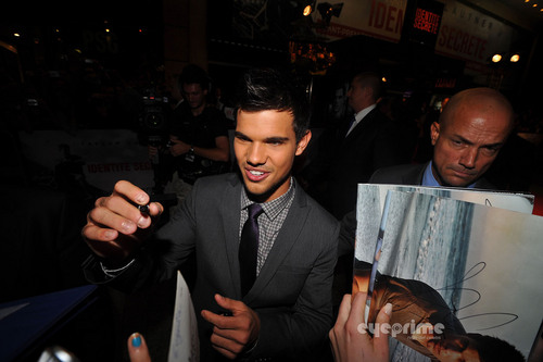  Taylor Lautner and Lily Collins arrive for the “Abduction” Premiere in Paris, Sep 27