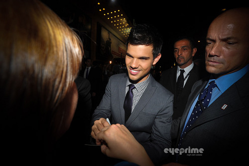  Taylor Lautner and Lily Collins arrive for the “Abduction” Premiere in Paris, Sep 27