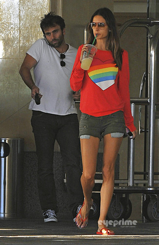  Alessandra Ambrosio hanging out in Santa Monica, Sep 29