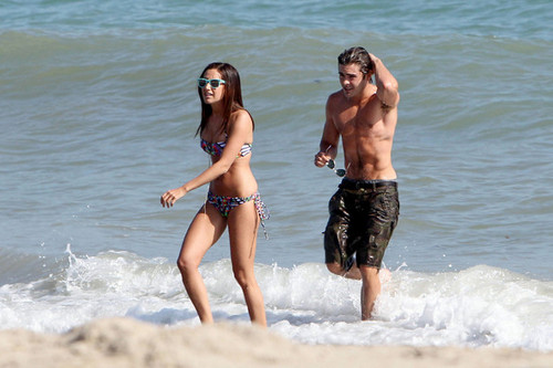  Ashley and Zac चुंबन and huging on the beach, july 2