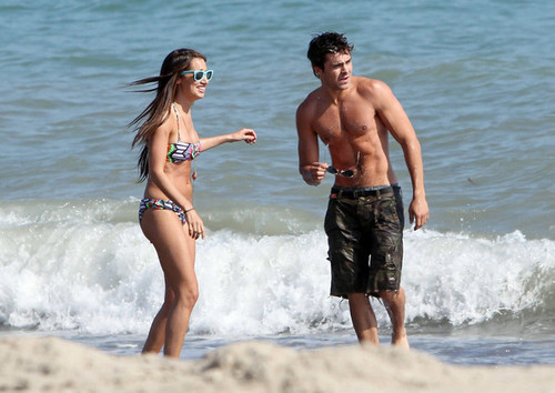  Ashley and Zac キス and huging on the beach, july 2
